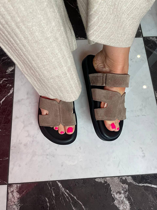 SEE SEVEN Модні шльопанці жіночі з натуральної замші капучино на низькому ходу SEE SEVEN 1662 р Коломыя - изображение 1