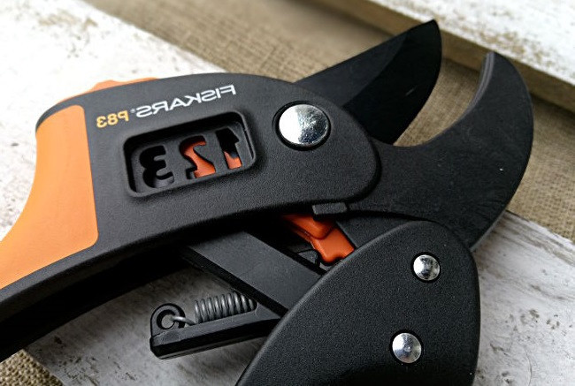 Контактний Секатор з храповим механізмом PowerStep™ Fiskars P83 (111670/1000575) Нововолинськ - фото 9