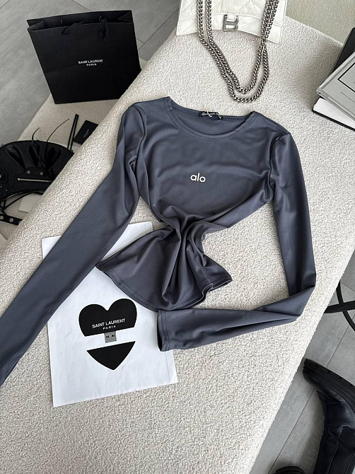 Стильный женский базовый лонгслив с надписью и вырезом под пальчик микродайвинг Графит Одесса - изображение 6