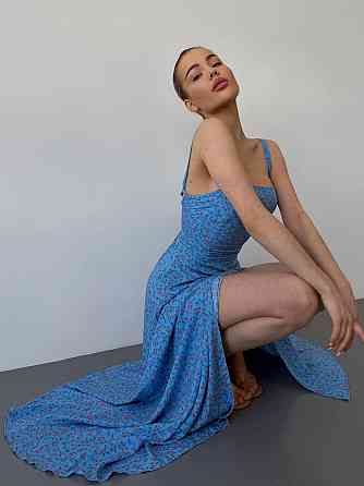 Женское романтичное платье макси на бретелях с разрезом штапель 46/48, Голубой Одесса