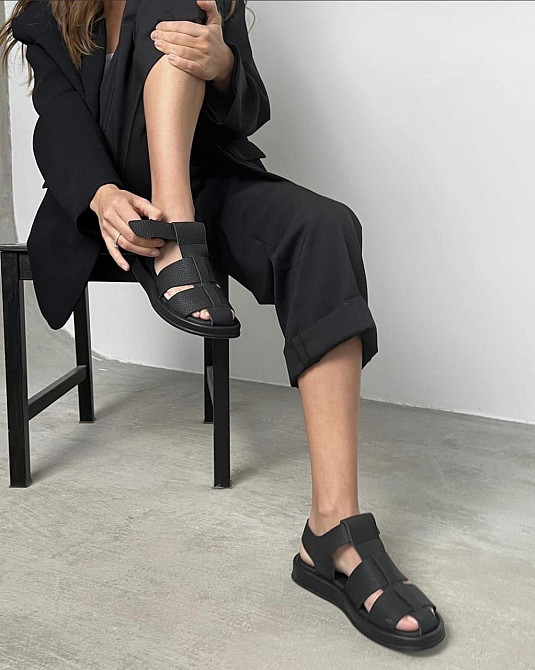 RONE Босоніжки жіночі чорні літні шкіряні RONE 132 із закритим носком / Модні босоніжки р. 36-4 Коломыя - изображение 3