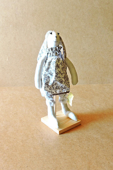 Подставка для кукол 