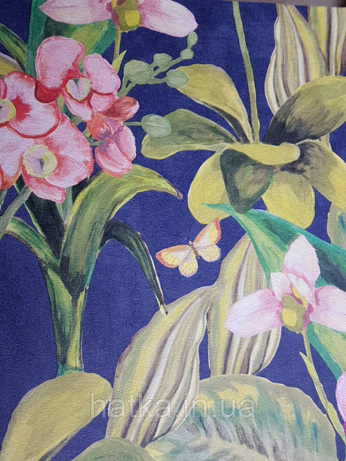 Шпалери вінілові Decoprint Breeze листя метелики квіти орхідеї лілії червоні бузкові на синьому 0.53х10 м Київ - фото 1