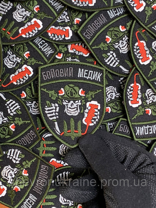 Шеврон боевой медик (Форма щит. На липучке) Размер 9x7см Киев - изображение 4