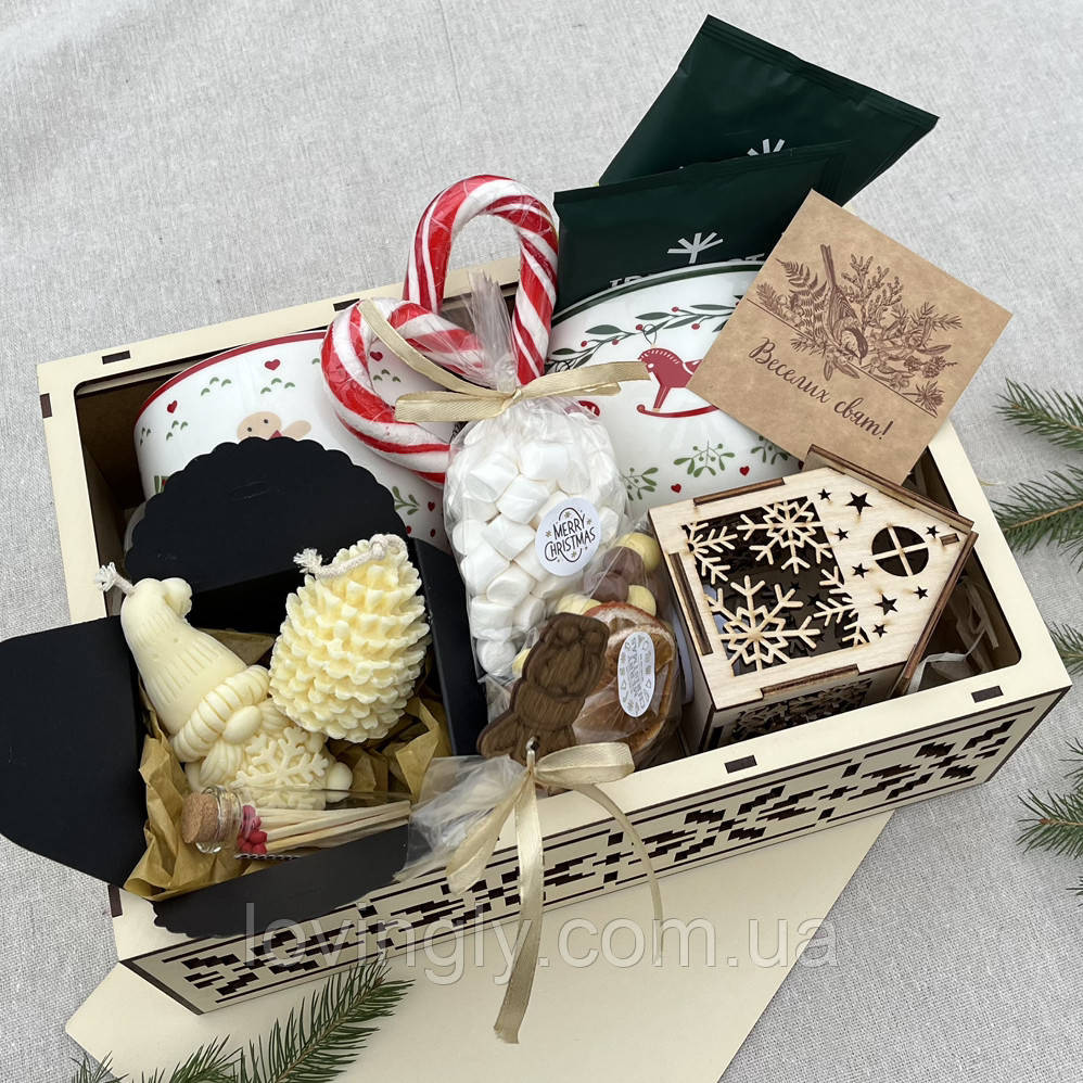 Новорічний подарунок для родини або пари у дерев’яній коробці зі свічками та чашками Ірпінь - фото 15