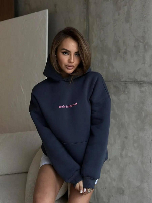 Женский теплый оверсайз с акцентной надписью спереди трехнить на флисе Графит Одесса - изображение 4