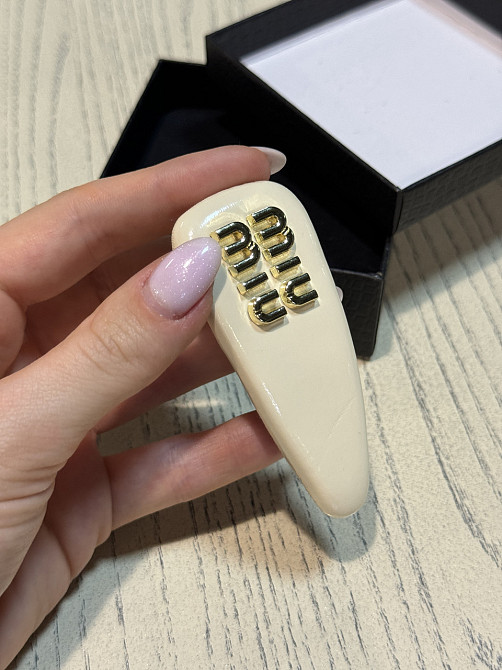 Шпилька для волосся MIU MIU в бежевому кольорі Одеса - фото 4