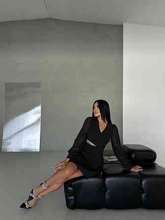 Жіноча елегантна сукня з асиметричним ефектним вирізом і шифоновими рукавами костюмка Чорний, 46 Одеса