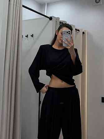 Женский стильный повседневный костюм из натуральной вискозы с плечиками. Черный, 46/48 Одесса