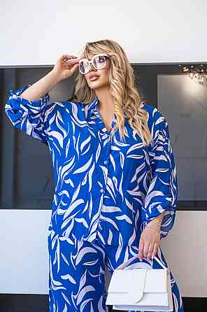 Свободный костюм с вырезом на спине 