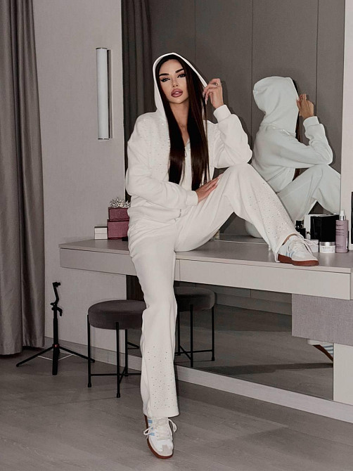 Женский стильный повседневный костюм со стразами свободного кроя трехнить Молочный, 44/46 Одесса - изображение 4