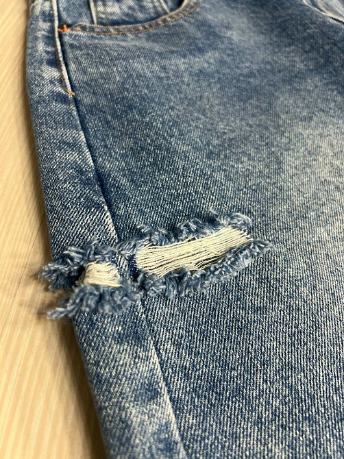 Шорти жіночі джинсові Allure 803-68 бермуди з порізами та регулюванням застібкою на талії блакитні, блакитний, 26, 26, 69 см, 98 см Київ - фото 2