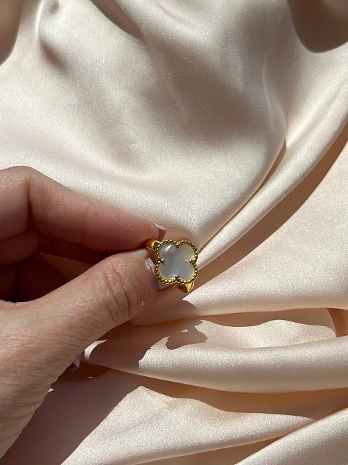 Van Cleef кольцо перламутр позолота 18 К / кольцо клевер белое в золоте Одесса - изображение 3