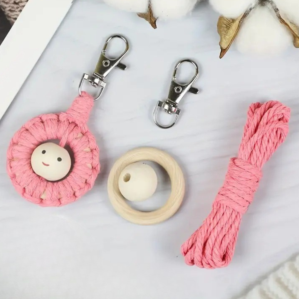 Набор макраме для рукоделия для ручной пряжи брелока для ключей или аксессуаров 10х5см,розовый Каменец-Подольский - изображение 1