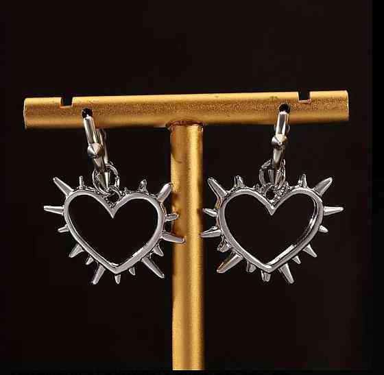 Сережки-кільця з підвіскою серце зі шипами — сріблястий колір Київ