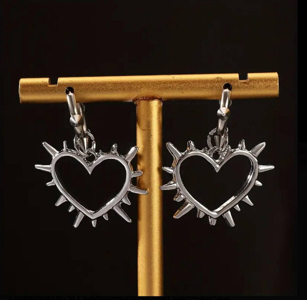 Сережки-кільця з підвіскою серце зі шипами — сріблястий колір Київ - фото 4