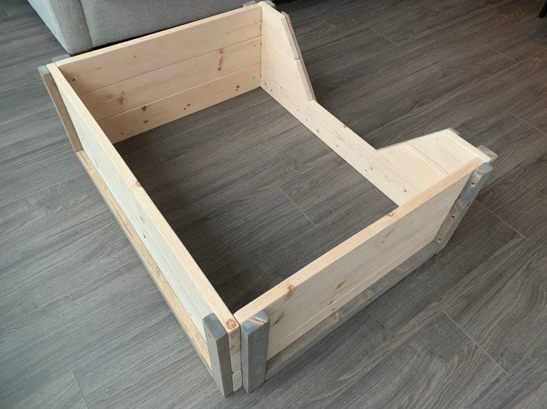 Лежак деревянный для собаки 