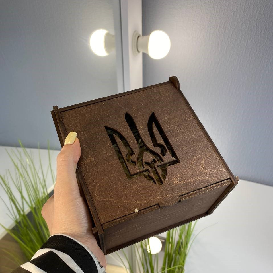 Дерев'яна коробка з гербом України 12.5х12,5х7,3, подарункове паковання квадратне коричневеMasterSem Київ - фото 2