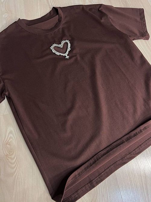 Футболка женская A-N 27009 оверсайз с вырезом в форме сердца с камнями, коричневый, one size Киев - изображение 16