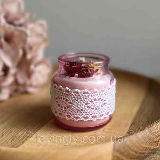 Ароматическая свеча из натурального воска в стеклянной колбе декорирована сухоцветами Ирпень