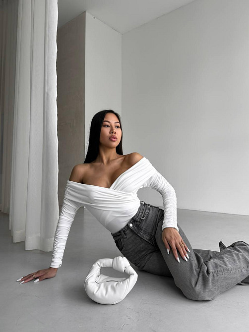 Женский романтичный боди с открытыми плечами трикотаж масло Молочный Одесса - изображение 4