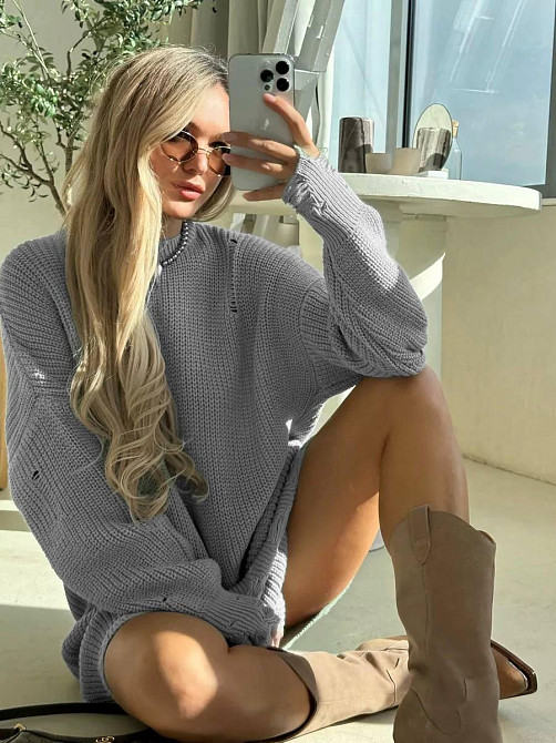 Женское уютное теплое платье свободного силуэта с рваным эффектом машинная вязка Серый Одесса - изображение 3