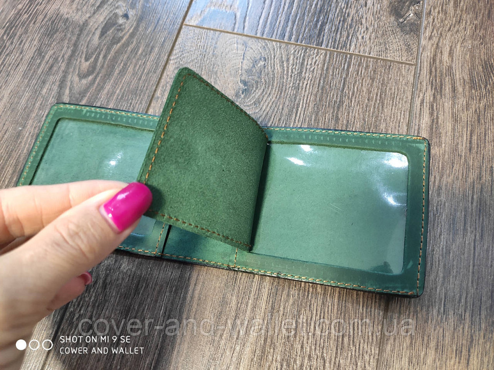 Кожаная обложка с карманом 