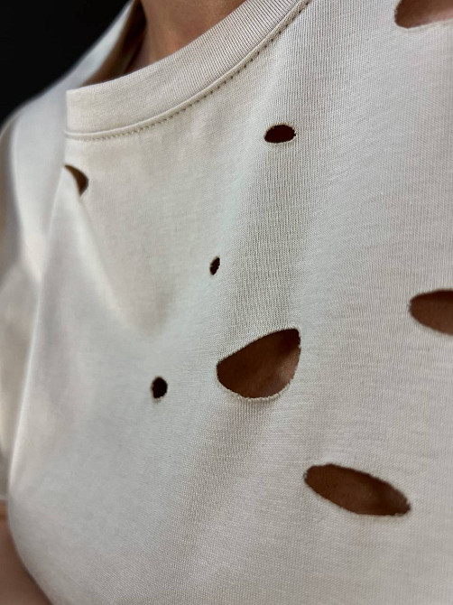 Футболка жіноча A-N 2528 з порізами one size, бежевий, one size Київ - фото 12