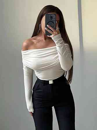 Жіночий романтичний лонгслів з відкритими плечима та витонченою драпіровкою трикотаж масло Одеса