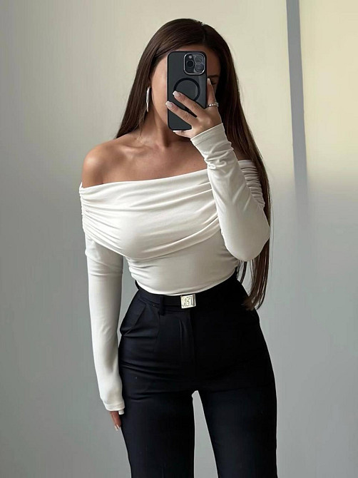 Жіночий романтичний лонгслів з відкритими плечима та витонченою драпіровкою трикотаж масло Одеса - фото 3