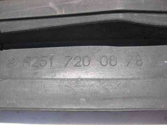 Mercedes-Benz  A2517200678 Ущільнювальна гумка передніх дверей до правого крила R-Class W251 Одеса