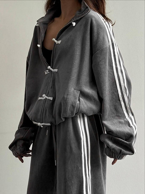 Женский костюм двойка: кофта и штаны в спортивном стиле с лампасами велюр Графит, 46/48 Одесса - изображение 5