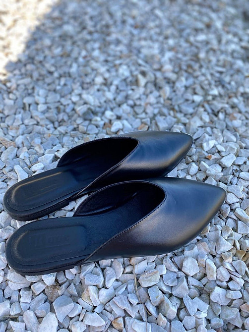 RONE Модні шльопанці жіночі, натуральна шкіра, чорні з закритим гострим носком RONE B-173 р. 37 Коломия - фото 1