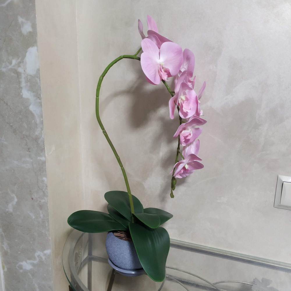 Штучна латексна орхідея VIP у сірому керамічному кашпо на одну рожеву гілку Дніпро - фото 4