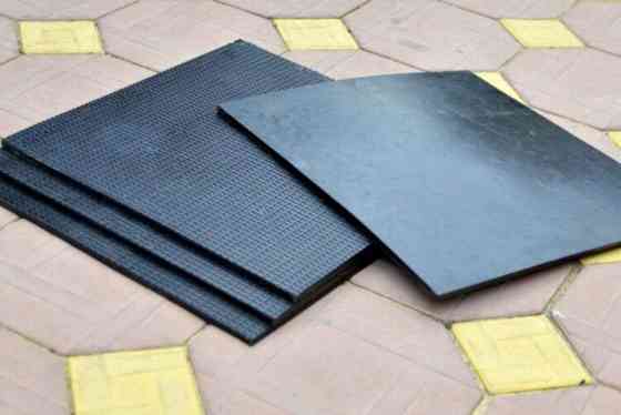 Комплект захисного покриття з резини під лавку штангу гантелі 1х1 м Спортивні покриття Київ