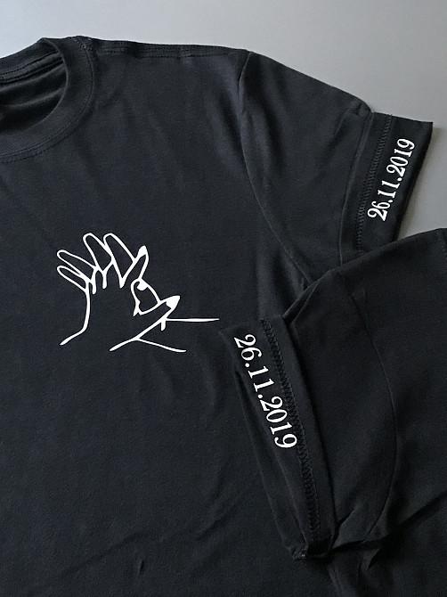 Парні футболки для хлопця та дівчини з принтом рук і датами на манжетах Чернівці - фото 2