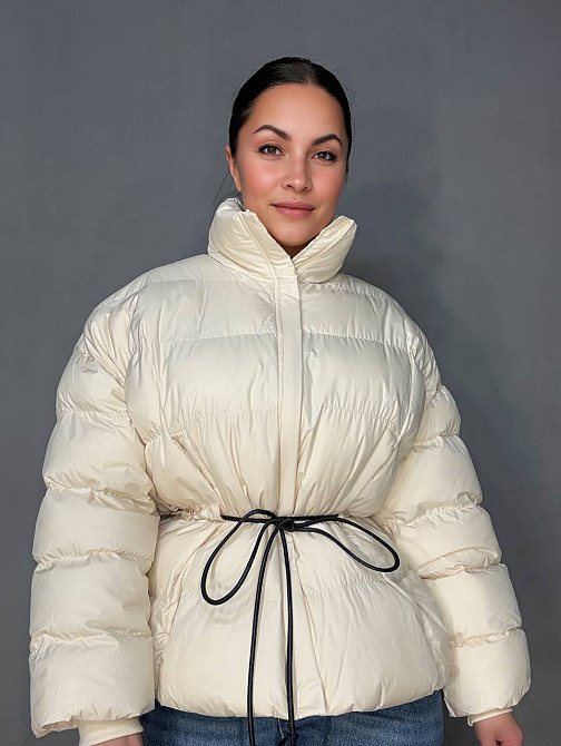 Куртка жіноча Fashion 3097 пуффер оверсайз зі шнурком на талії молочна, молочний, S Київ - фото 1