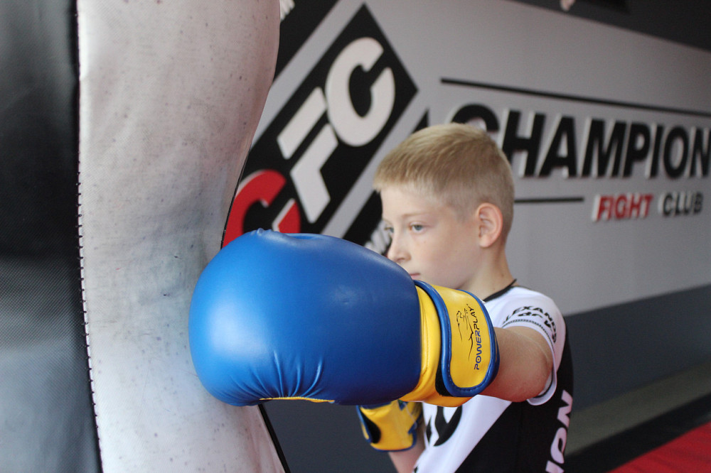 Боксерські рукавиці PowerPlay 3004 JR Classic Синьо-Жовті 8 унцій Луцк - изображение 9