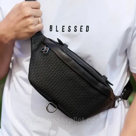 Стильна чоловіча шкіряна сумка бананка з фірмовим плетінням Puos (чорна) Київ