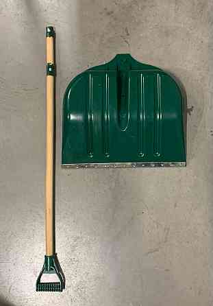 Лопата для уборки снега зеленая 500х400 мм с черинком 1100 мм Ровно