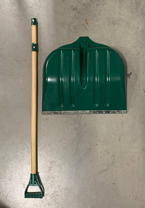 Лопата для уборки снега зеленая 500х400 мм с черинком 1100 мм Ровно - изображение 1
