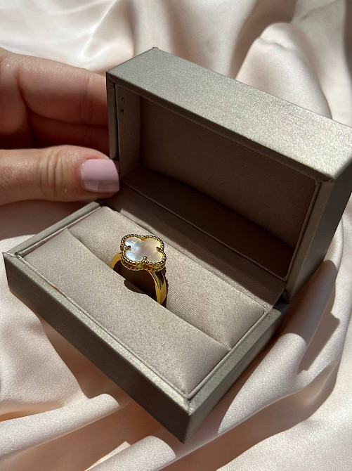 Van Cleef кольцо перламутр позолота 18 К / кольцо клевер белое в золоте Одесса - изображение 2
