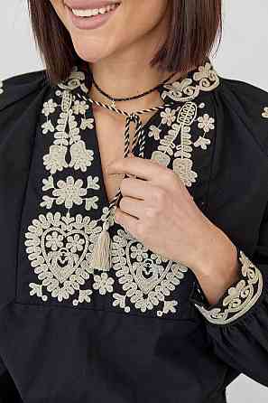 Жіноча стильна чорна вишиванка з розрізом на зав'язках із китицями 46 Одеса