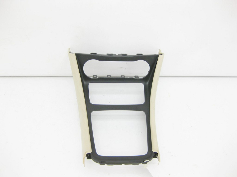 Mercedes-Benz  A1766807200 8L36 Декоративна вставка в підлокітник під блок керування кліматом та підсклянники CLA Shooting Brake X117 CLA C117 GLA X15 Одесса - изображение 1