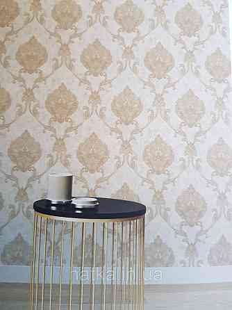 Шпалери вінілові на флізеліні Grandeco Anastasia метрові вензелю завитки структурні золотисті на кремовому Київ