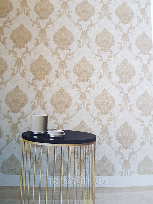 Шпалери вінілові на флізеліні Grandeco Anastasia метрові вензелю завитки структурні золотисті на кремовому Київ - фото 1