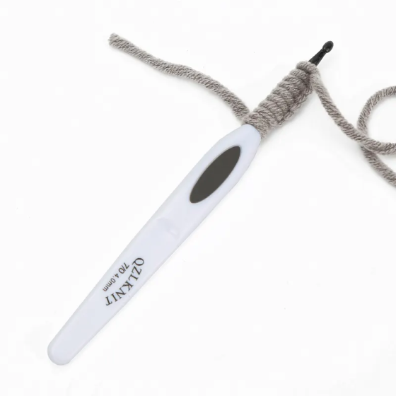 Набор крючков для вязания в косметичке, 16 штук белых крючков, размер 1.0/10.0 мм Каменец-Подольский