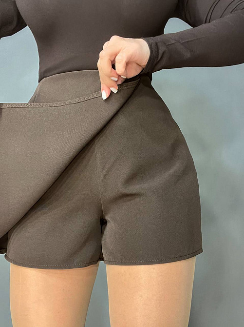 Шорти жіночі Ariadna 2425 короткі з спідницею на запах попереду коричневі, коричневий, M Київ - фото 2