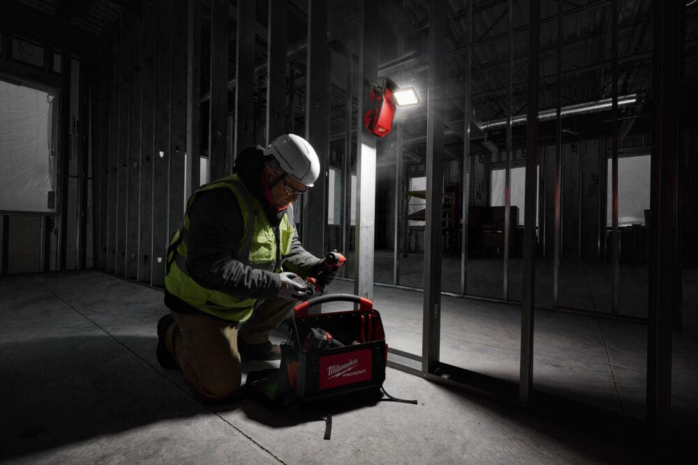 Ліхтар світлодіодний акумуляторний MILWAUKEE, M18 PAL2-0 2000 люмен Одеса - фото 2