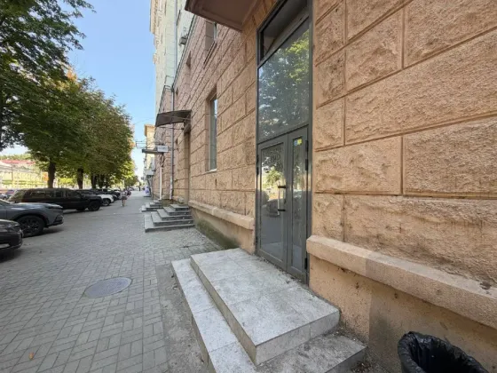 Новий магазин на пр Яворницького 121. Прекрасний автомобільний і пішохідний трафік. Зупинка біля приміщення, парковка перед будівлею, перехід по сусід Дніпро